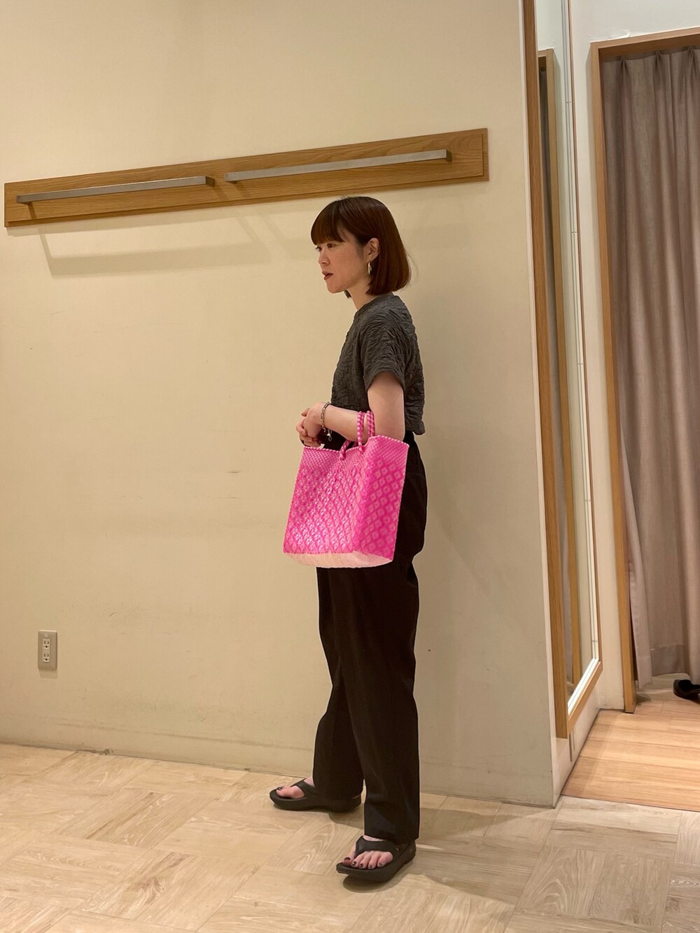 ブラック系のサンダル、ブラック系のその他パンツ、グレー系のTシャツ/カットソーを着用したレディースの春コーディネートの2枚目の写真