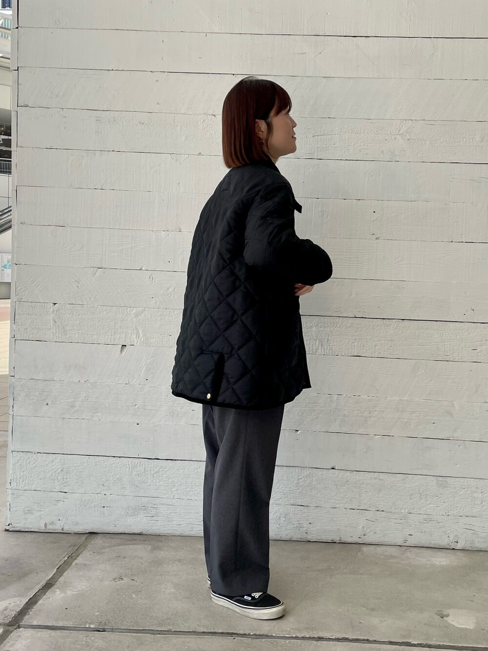 「ジャケット、アウター、ニット、オトナカジュアル、カジュアル、Traditional Weatherwear、キルティング、おしゃれさんと繋がりたい、ootd、休日スタイル、きれいめカジュアル、シンプルコーデ、秋コーデ、スラックス、スニーカー」｜「Traditional Weatherwearの【別注】【Traditional Weatherwear/トラディショナルウェザーウエア】WAVERLY TWW（ブルゾン、ブラック系）」を使った、ほこさん（レディース・158cm）の秋コーディネートの3枚目の写真