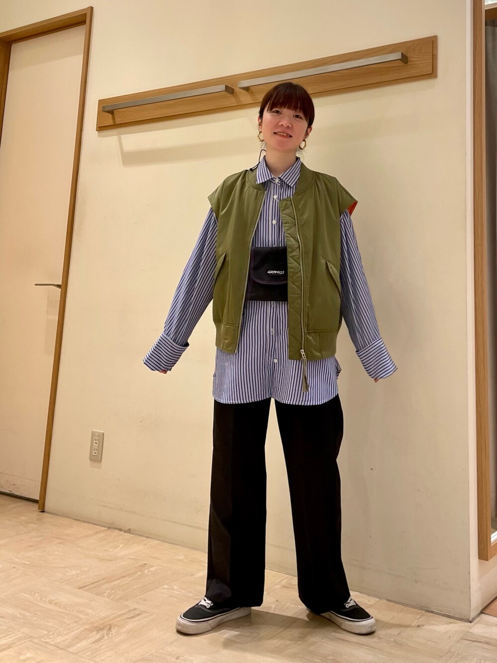 「ほめられ本命コーデ、MA-1、ストライプ、スラックス、グラミチ、ベスト、おしゃれさんと繋がりたい、オトナカジュアル、春コーデ、レイヤードスタイル、FREDY&GLOSTER、ootd、古着、アウター、カーキ」｜「fredy emueのスラックスセンタープレスパンツ（スラックス、ブラック系）」を使った、ほこさん（レディース・158cm）の冬コーディネートの2枚目の写真