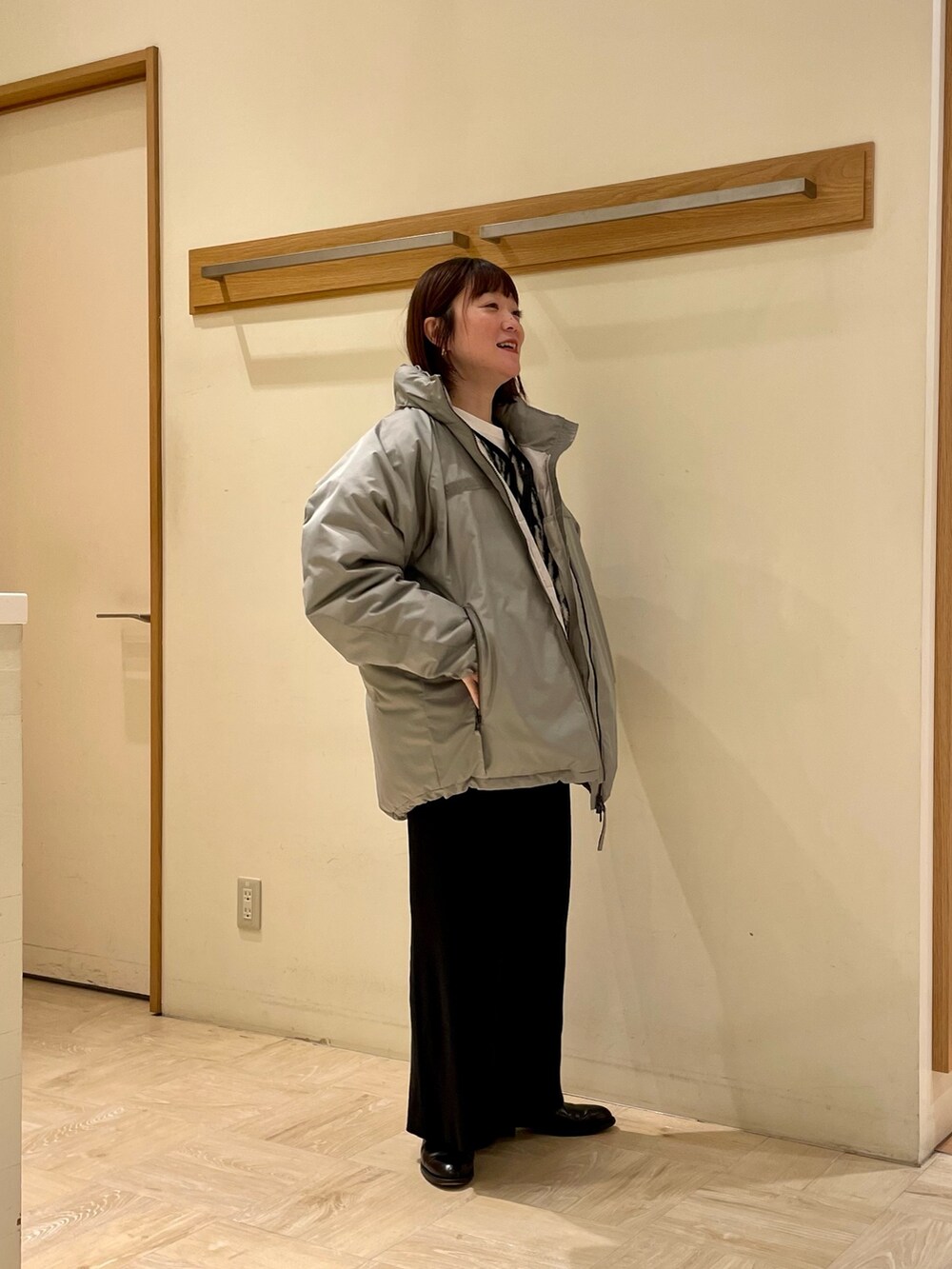「アウター、ダウンジャケット、ダウンコート、冬アウター、休日スタイル、お出かけコーデ、おしゃれさんと繋がりたい、ootd、オトナカジュアル、カジュアル、着回しコーデ、いいね、save、フォローお願いします🤑、ミリタリー、スカート、別注」｜「TAIONの【TAION/タイオン】GLOSTER別注 MILITALY LEVEL7 JACKET ダウン（ダウンジャケット/コート、グリーン系）」を使った、ほこさん（レディース・158cm）の冬コーディネートの2枚目の写真