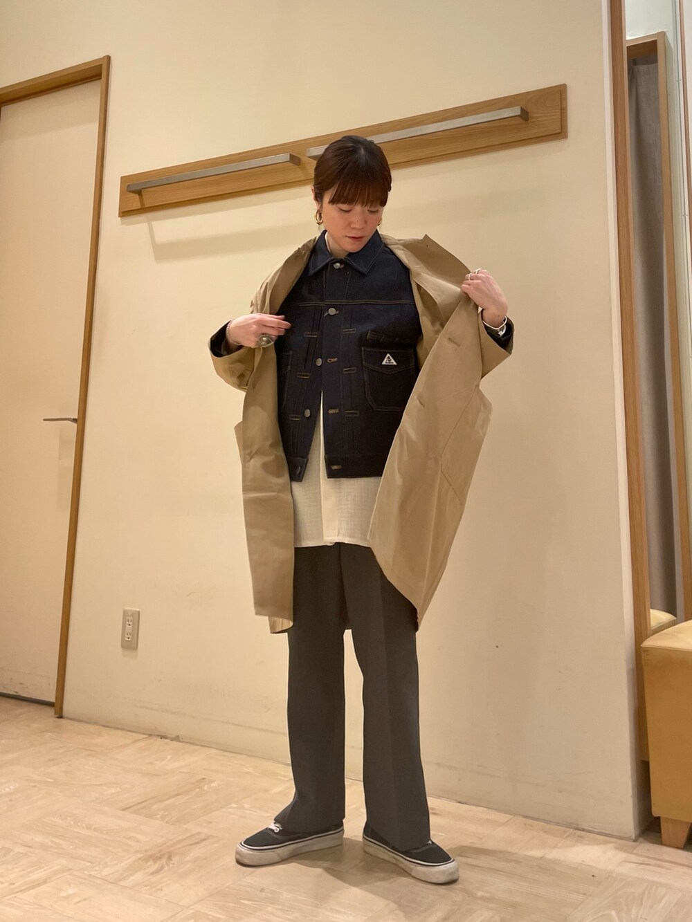 「GEVACO、ゲバコ、春アウター、スプリングコート、アウター、ステンカラーコート、ベーシック、Gジャン、スラックス、オトナカジュアル、おしゃれさんと繋がりたい、ootd、春コーデ、古着、カジュアル」｜「GLOSTERの【GLOSTER/グロスター】パナマツイードミリタリービッグシャツ ドロップショルダー（シャツ/ブラウス、ホワイト系）」を使った、ほこさん（レディース・158cm）の冬コーディネートの2枚目の写真