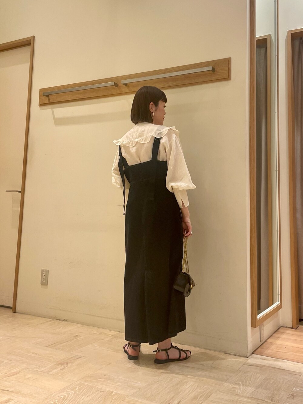 「春コーデ、春、春服デビュー宣言、デニム、ワンピース、お洒落さんとつながりたい、骨格ウェーブ、サンダル、ootd、きれいめカジュアル、スクエアバッグ、シンプル、ロングワンピース、ブラウス、カジュアルコーデ」｜「fredy emueのデニムフロントジップ ジャンスカ（ジャンパースカート、ブラック系）」を使った、ほこさん（レディース・158cm）の春コーディネートの2枚目の写真