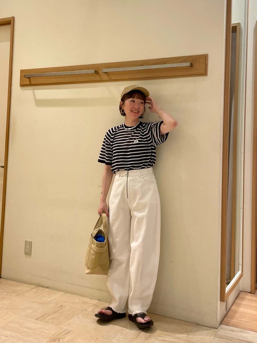 「ゲバコ、ゲバコしか勝たん、GEVACO、キャップ、ベージュ、ボーダー、デニム、oofos、ホワイト、オトナカジュアル、おしゃれさんと繋がりたい、シンプルコーデ、休日スタイル、春夏コーデ、いいね、save、フォローお願いします🤑」｜「OOFOSの【OOFOS/ウーフォス】OOriginal（サンダル、ブラック系）」を使った、ほこさん（レディース・158cm）の春コーディネートの4枚目の写真