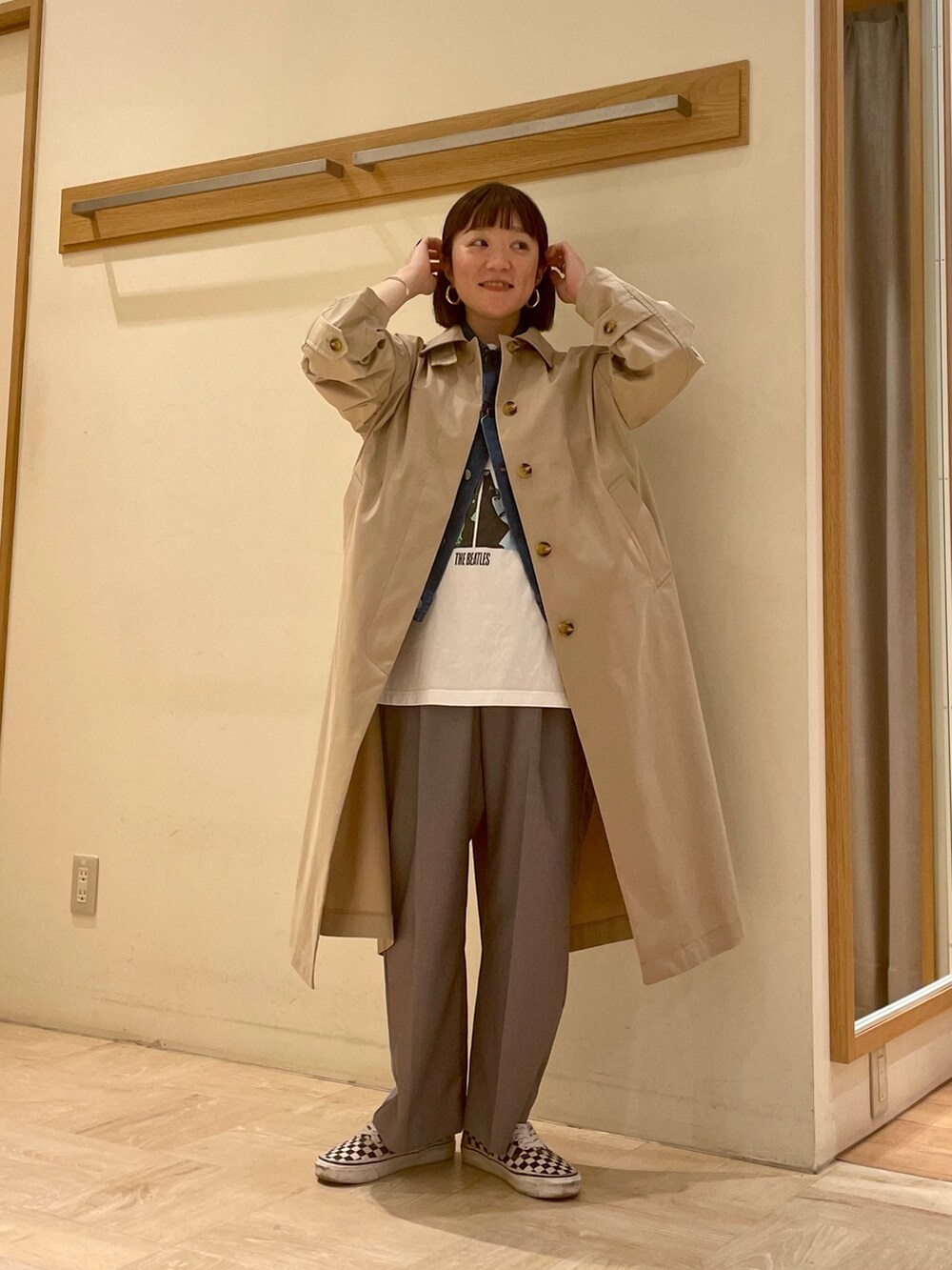 「ステンカラーコート、アウター、春コーデ、ベージュ、Gジャン、スニーカーコーデ、オトナカジュアル、おしゃれさんと繋がりたい、ootd、FREDY&GLOSTER、GEVACO、カジュアル、デニム、大人カジュアル、着回しコーデ」｜「GOOD ROCK SPEEDの【GOOD ROCK SPEED/グッドロックスピード】別注オーバーサイズ ロンT バンド バンT（Tシャツ/カットソー、ホワイト系）」を使った、ほこさん（レディース・158cm）の春コーディネートの4枚目の写真
