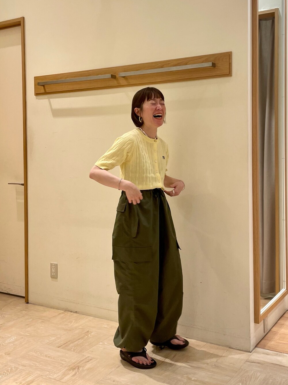 「イエロー、カーディガン、カーディガンコーデ、ケーブルニット、カーゴパンツ、パンツスタイル、ootd、おしゃれさんと繋がりたい、oofos、カジュアル、オトナカジュアル、いいね、save、フォローお願いします🤑、シンプルコーデ、淡色コーデ、春夏コーデ」｜「OOFOSの【OOFOS/ウーフォス】OOriginal（サンダル、ブラック系）」を使った、ほこさん（レディース・158cm）の春コーディネートの3枚目の写真