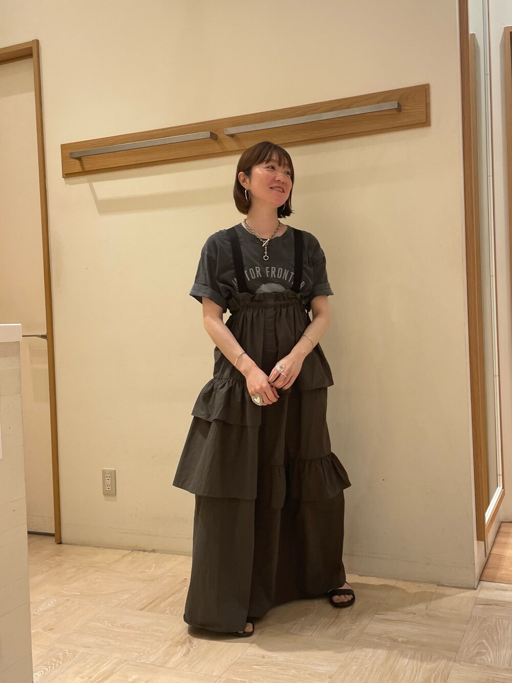 グレー系のTシャツ/カットソー、グリーン系のワンピースを着用したレディースの夏コーディネートの5枚目の写真