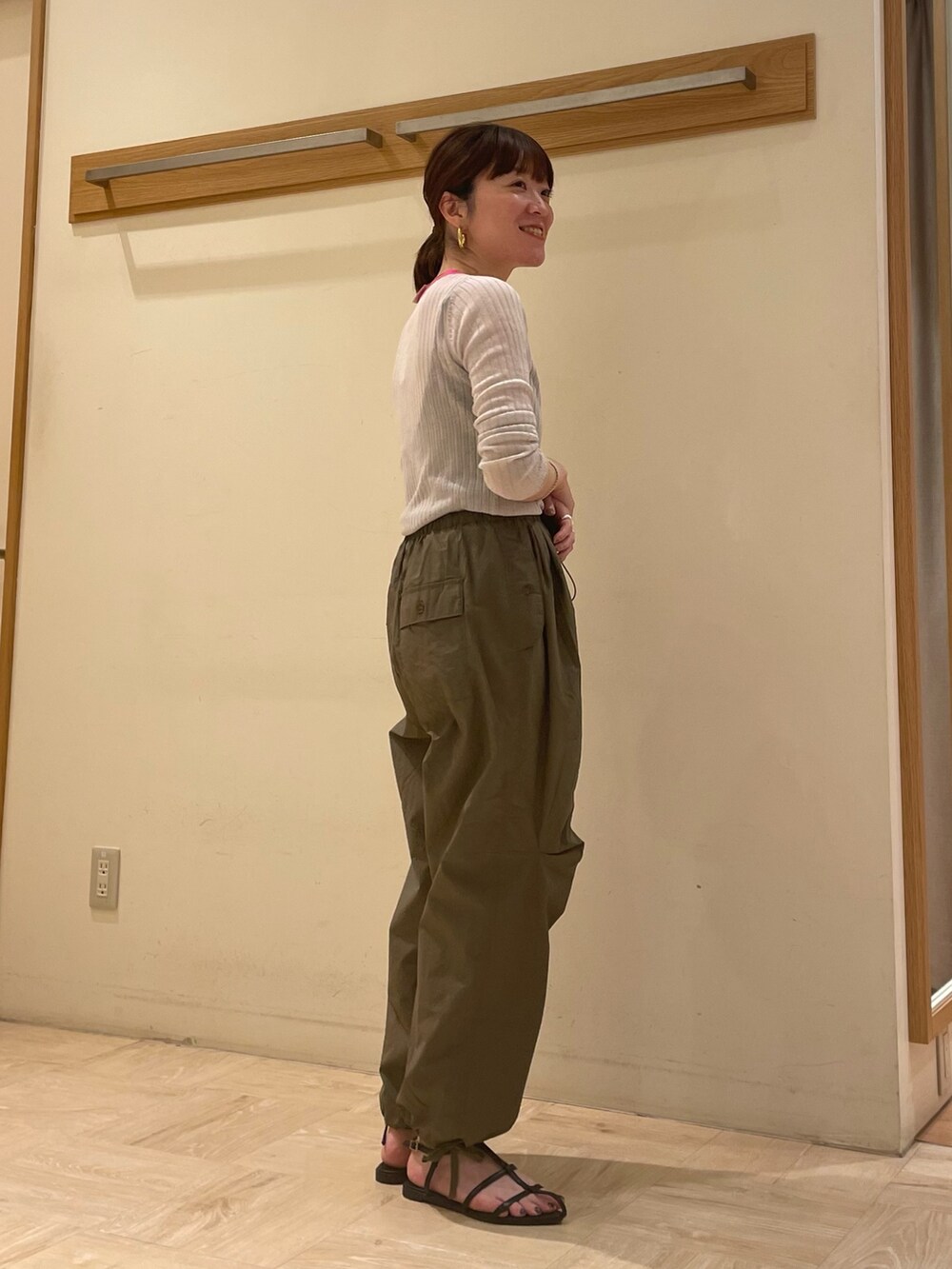 グリーン系のその他パンツ、ブラック系のサンダル、ブラック系のキャミソールを着用したレディースの春コーディネートの2枚目の写真