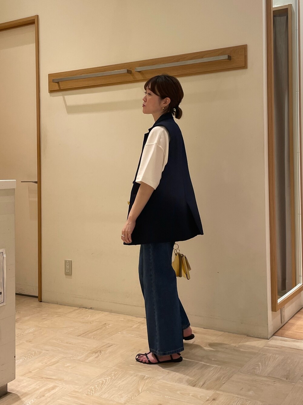 ブルー系のブルゾン、ホワイト系のTシャツ/カットソー、ブルー系のデニムパンツを着用したレディースの秋コーディネートの4枚目の写真