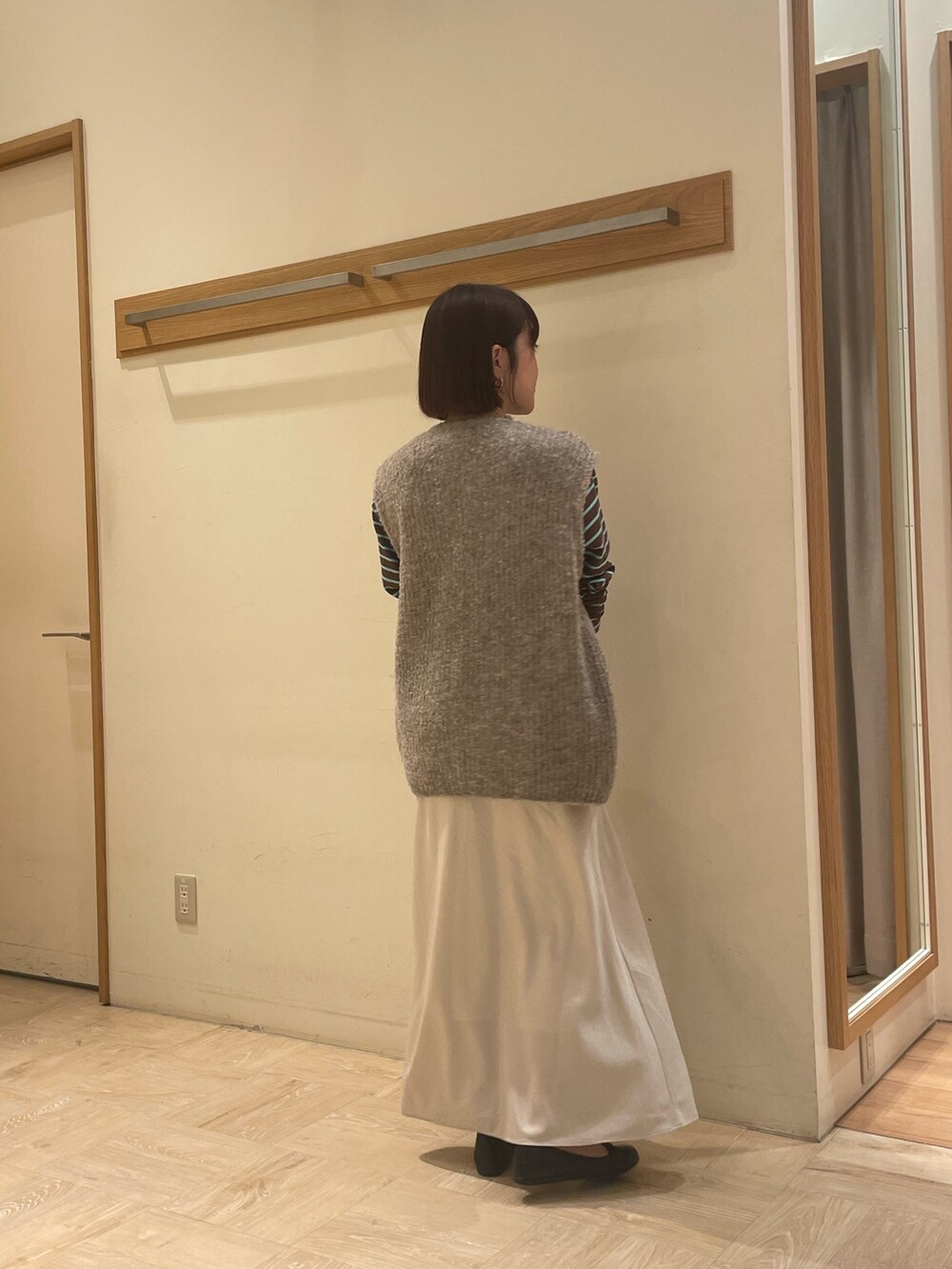 「ボーダー、GEVACO、スカート、カジュアル、オトナカジュアル、ベスト、秋コーデ、休日スタイル、ロンT、きれいめカジュアル、淡色コーデ、ベージュ、お出かけコーデ、おしゃれさんと繋がりたい、ootd」｜「fredy emueのビンテージサテンフレアースカート（スカート、ベージュ系）」を使った、ほこさん（レディース・158cm）の秋コーディネートの4枚目の写真