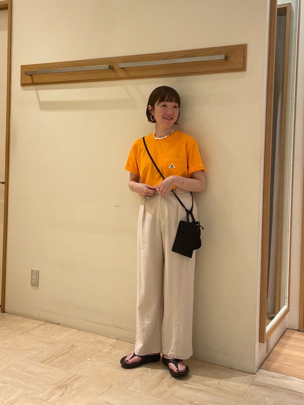 「Tシャツ、GEVACO、休日スタイル、oofos、パンツスタイル、カジュアル、オレンジ、ビタミンカラー、夏コーデ、おしゃれさんと繋がりたい、いいね、save、フォローお願いします🤑、ootd、大人カジュアル、シンプル、春夏コーデ」｜「OOFOSの【OOFOS/ウーフォス】OOriginal（サンダル、ブラック系）」を使った、ほこさん（レディース・158cm）の春コーディネートの2枚目の写真
