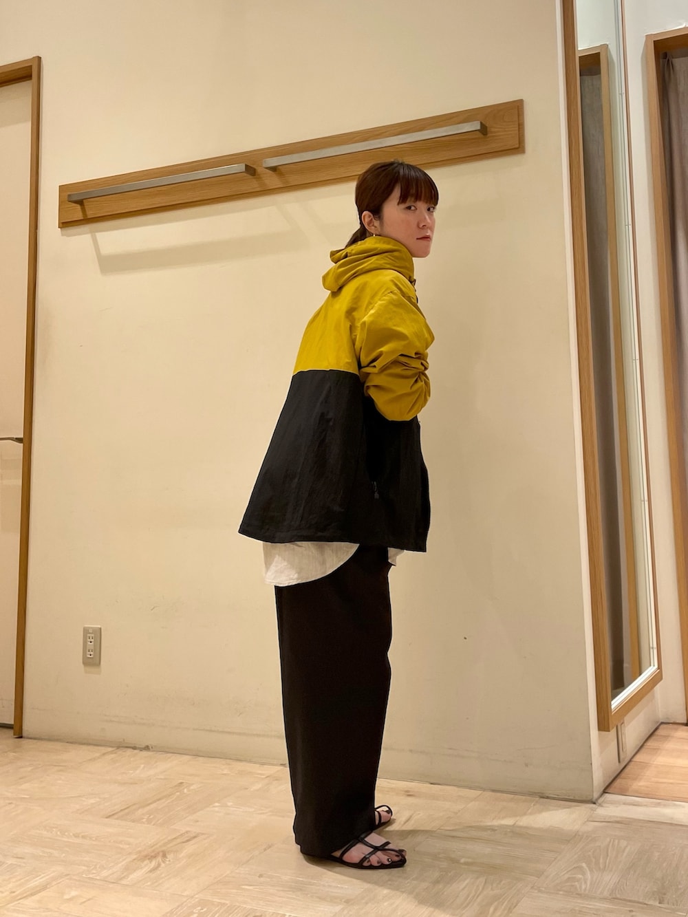 ブラック系のその他パンツ、ブラック系のサンダル、ベージュ系のシャツ/ブラウスを着用したレディースの春コーディネートの3枚目の写真