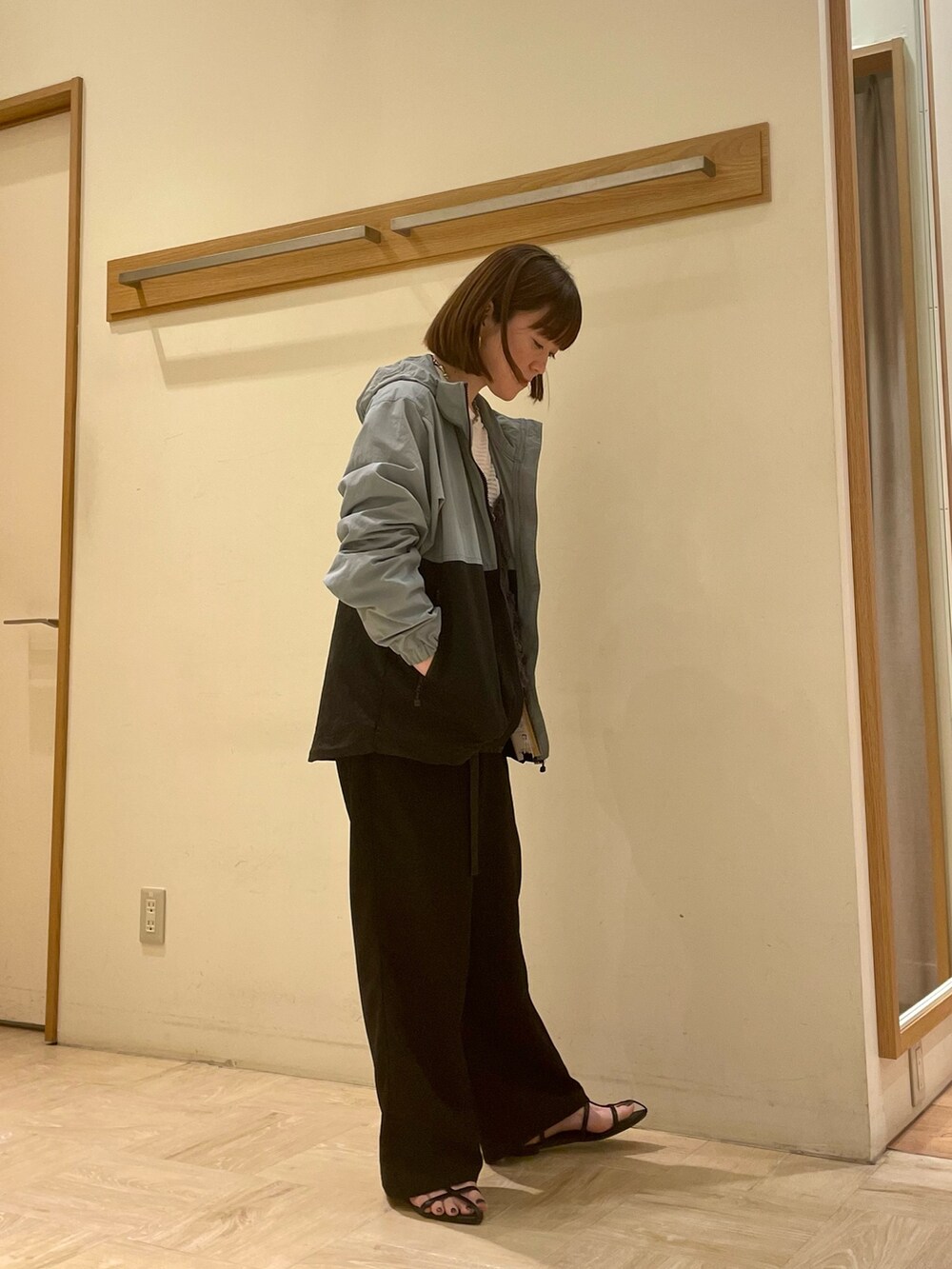 ブルー系のマウンテンパーカー、ホワイト系のTシャツ/カットソー、グレー系のシャツ/ブラウスを着用したレディースの春コーディネートの3枚目の写真