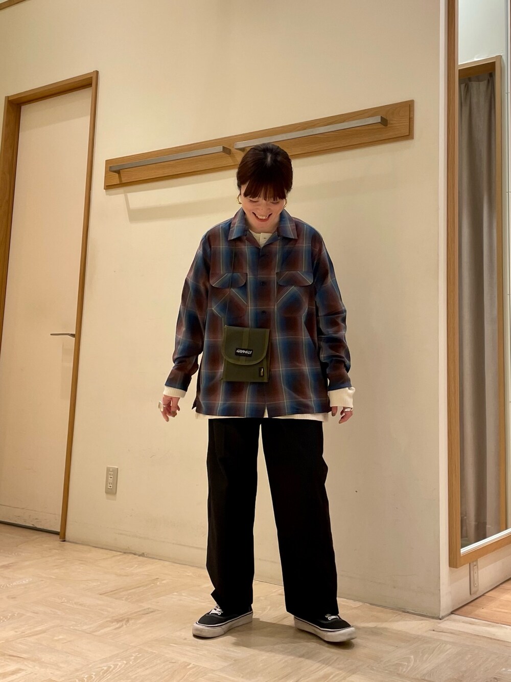 「大人カジュアル、休日スタイル、オトナ女子、ペンドルトン、PENDLETON、グラミチ、スニーカー、カジュアル、春コーデ、おしゃれさんと繋がりたい、ミニバッグ、ほめられ本命コーデ、ootd、古着MIX、古着」｜「GLOSTERの【GLOSTER/グロスター】ARMY RIB ヘンリーネックロンT（Tシャツ/カットソー、ベージュ系）」を使った、ほこさん（レディース・158cm）の冬コーディネートの3枚目の写真