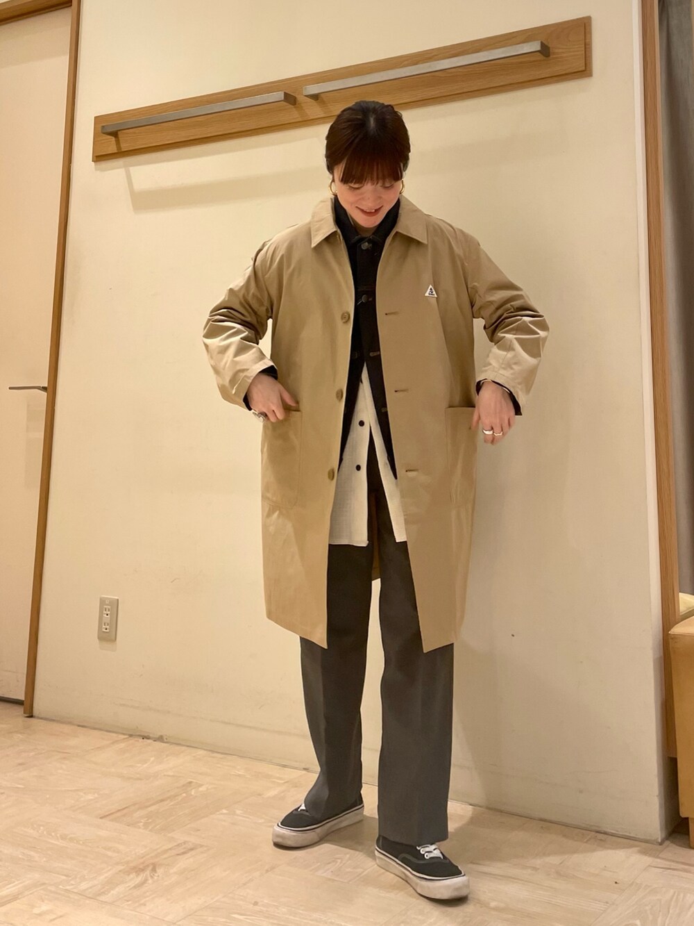 「GEVACO、ゲバコ、春アウター、スプリングコート、アウター、ステンカラーコート、ベーシック、Gジャン、スラックス、オトナカジュアル、おしゃれさんと繋がりたい、ootd、春コーデ、古着、カジュアル」｜「GLOSTERの【GLOSTER/グロスター】パナマツイードミリタリービッグシャツ ドロップショルダー（シャツ/ブラウス、ホワイト系）」を使った、ほこさん（レディース・158cm）の冬コーディネートの4枚目の写真