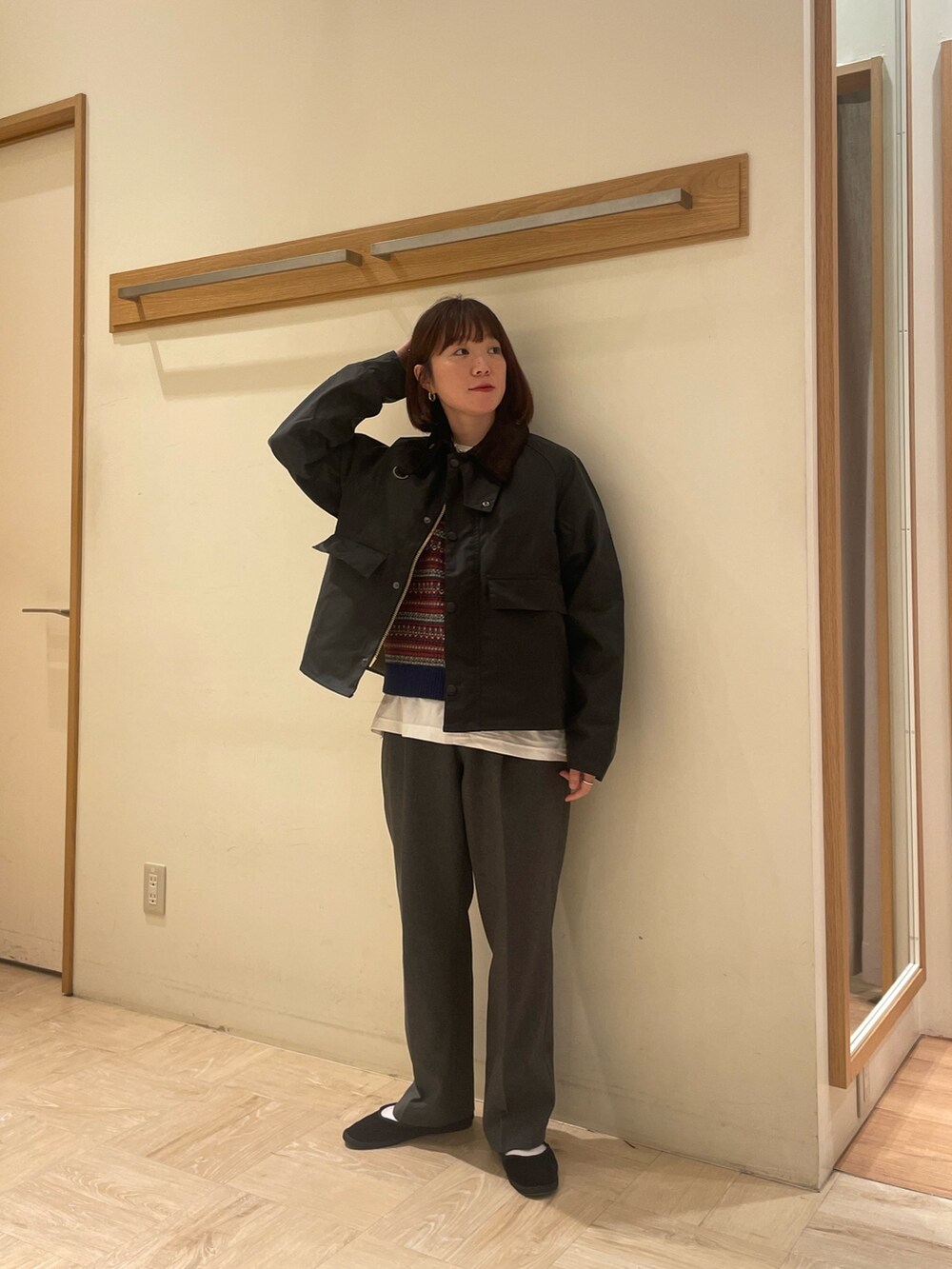 グリーン系のブルゾン、ブルー系のベスト、ホワイト系のTシャツ/カットソーを着用したレディースの秋コーディネートの3枚目の写真