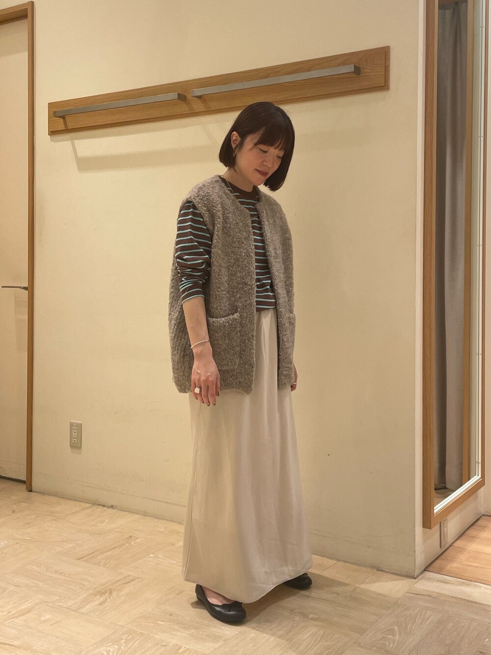 「ボーダー、GEVACO、スカート、カジュアル、オトナカジュアル、ベスト、秋コーデ、休日スタイル、ロンT、きれいめカジュアル、淡色コーデ、ベージュ、お出かけコーデ、おしゃれさんと繋がりたい、ootd」｜「fredy emueのビンテージサテンフレアースカート（スカート、ベージュ系）」を使った、ほこさん（レディース・158cm）の秋コーディネートの5枚目の写真