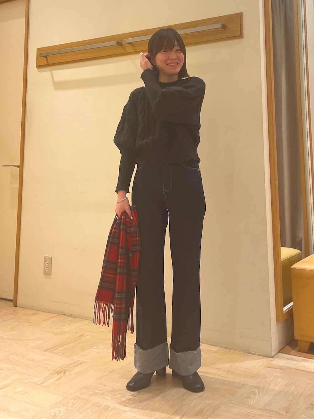 「ケーブルニット、スクエアトゥ、デニム、赤チェック、マフラーコーデ、ニット、オトナカジュアル、オトナ女子、FREDY&GLOSTER、ootd、おしゃれさんと繋がりたい、ラクチンコーデ、今日のコーデ、シンプルコーデ、ブーツ」｜「TWEED MILLの【TWEEDMILL/ツィードミル】ウールチェックストール 48（ストール/ショール、ブラック系）」を使った、ほこさん（レディース・158cm）の冬コーディネートの2枚目の写真