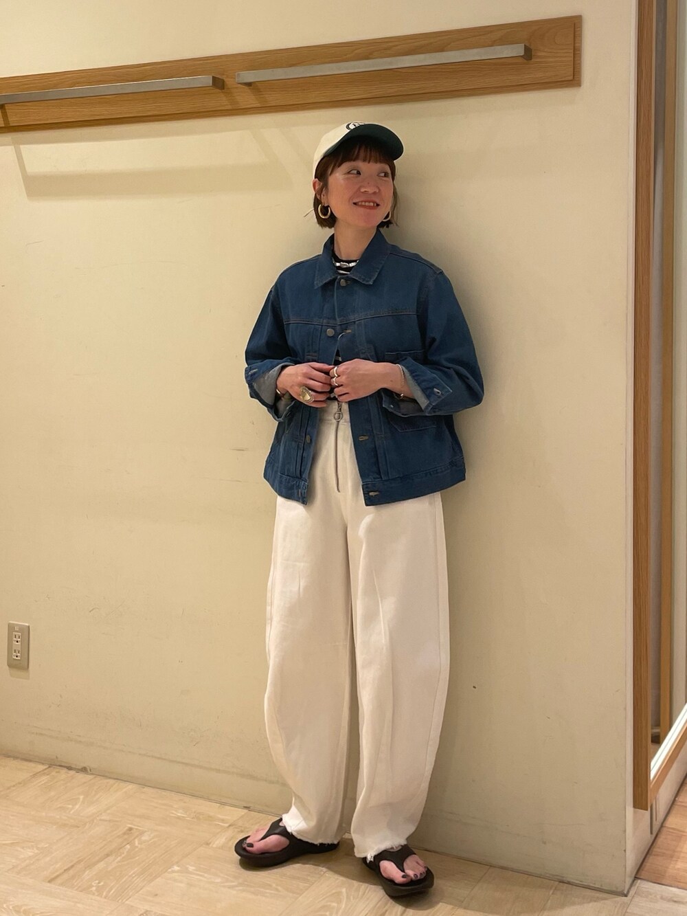 「デニム、Gジャン、ジャケット、アウター、GEVACO、レイヤードスタイル、休日スタイル、ボーダー、キャップ、おしゃれさんと繋がりたい、ootd、ホワイト、oofos、カジュアル、いいね、save、フォローお願いします🤑」｜「OOFOSの【OOFOS/ウーフォス】OOriginal（サンダル、ブラック系）」を使った、ほこさん（レディース・158cm）の春コーディネートの3枚目の写真