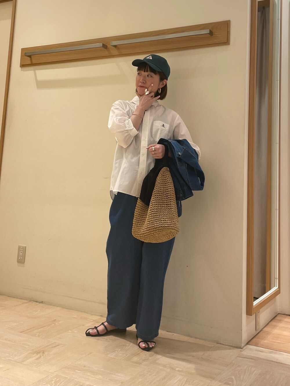 「GEVACO、ゲバコ、デニム、デニムパンツ、イージーパンツ、サンダル、春服デビュー宣言、セットアップ、Gジャン、おしゃれさんと繋がりたい、ootd、白シャツ、カジュアル、きれいめカジュアル、大人カジュアル」｜「fredy emueのジュードリボンワンハンドル（ショルダーバッグ、ブラック系）」を使った、ほこさん（レディース・158cm）の春コーディネートの3枚目の写真