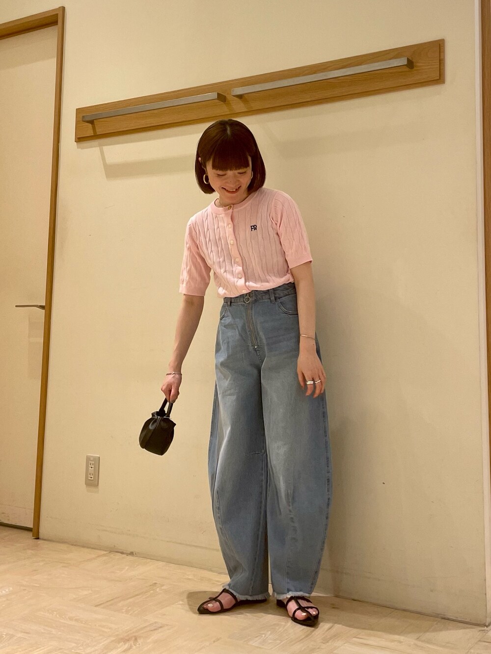 「ケーブルニット、休日スタイル、春コーデ、韓国ファッション、大人カジュアル、ピンク、シンプルコーデ、おしゃれさんと繋がりたい、ootd、デニム、FREDY&GLOSTER、カジュアル、カーディガン、いいね、save、フォローお願いします🤑、ブラック」｜「fredy emueのワンハンドルギャザー2wayバッグ（トートバッグ、ブラック系）」を使った、ほこさん（レディース・158cm）の春コーディネートの2枚目の写真