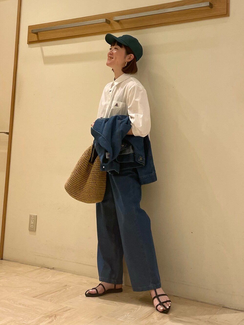 「GEVACO、ゲバコ、デニム、デニムパンツ、イージーパンツ、サンダル、春服デビュー宣言、セットアップ、Gジャン、おしゃれさんと繋がりたい、ootd、白シャツ、カジュアル、きれいめカジュアル、大人カジュアル」｜「fredy emueのジュードリボンワンハンドル（ショルダーバッグ、ブラック系）」を使った、ほこさん（レディース・158cm）の春コーディネートの2枚目の写真