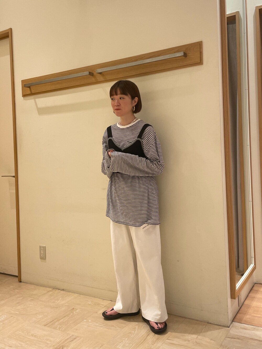 ブルー系のTシャツ/カットソー、ホワイト系のスラックス、ブラック系のサンダルを着用したレディースの夏コーディネートの2枚目の写真