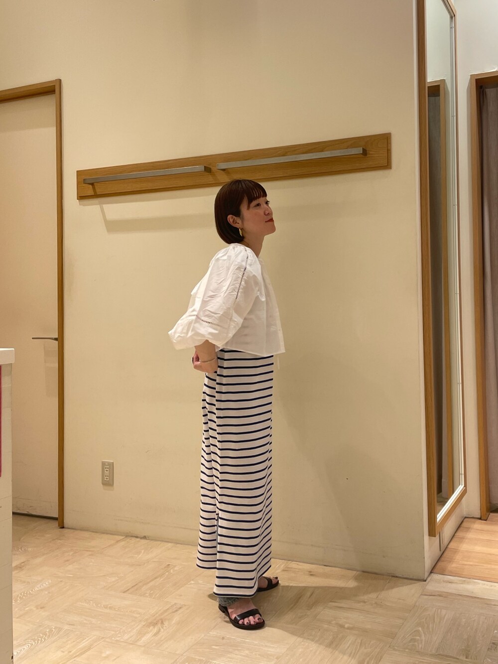 ホワイト系のワンピース、ホワイト系のシャツ/ブラウスを着用したレディースの春コーディネートの2枚目の写真