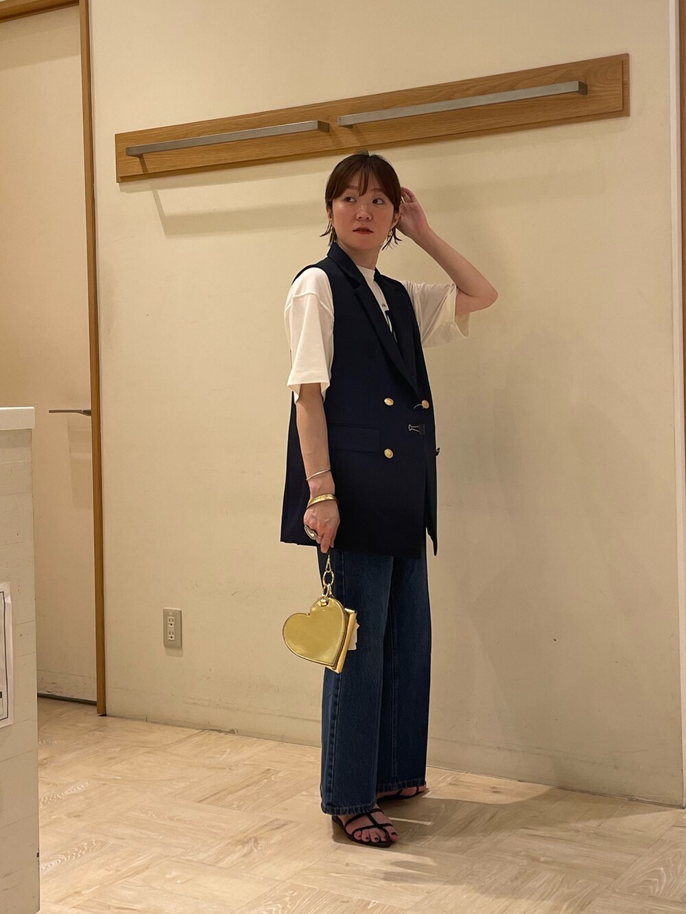 ブルー系のブルゾン、ホワイト系のTシャツ/カットソー、ブルー系のデニムパンツを着用したレディースの秋コーディネートの2枚目の写真