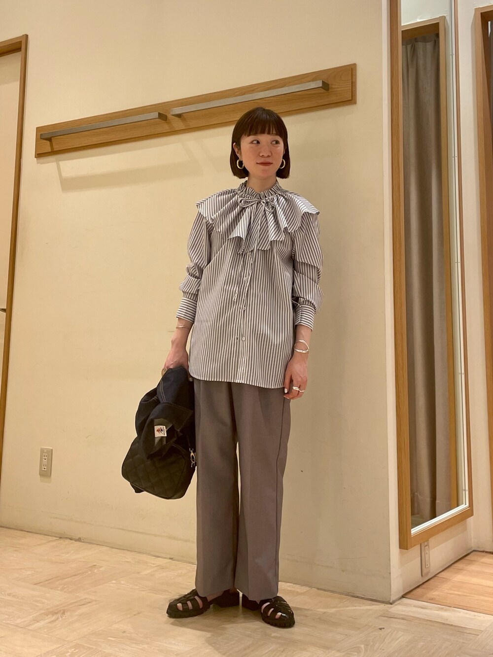 「春服デビュー宣言、春コーデ、ブラウス、Gジャン、アウター、スラックス、おしゃれさんと繋がりたい、ootd、フリル、オトナカジュアル、カジュアルコーデ、シンプルコーデ、きれいめカジュアル、ジャケット、GEVACO」｜「GEVACOの【GEVACO/ゲバコ】10ozデニムジャケット（デニムジャケット、ブルー系）」を使った、ほこさん（レディース・158cm）の春コーディネートの2枚目の写真
