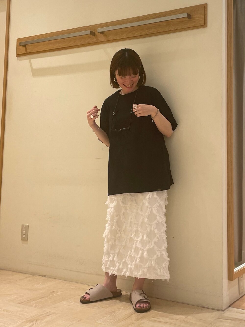 「Tシャツ、PENDLETON、ブラック、ホワイト、スカート、ビルケンシュトック、大人カジュアル、シンプルコーデ、ロングスカート、ロゴT、おしゃれさんと繋がりたい、ootd、いいね、save、フォローお願いします🤑、カジュアルコーデ、夏コーデ」｜「fredy emueのフリンジタイトスカート（スカート、ホワイト系）」を使った、ほこさん（レディース・158cm）の春コーディネートの2枚目の写真