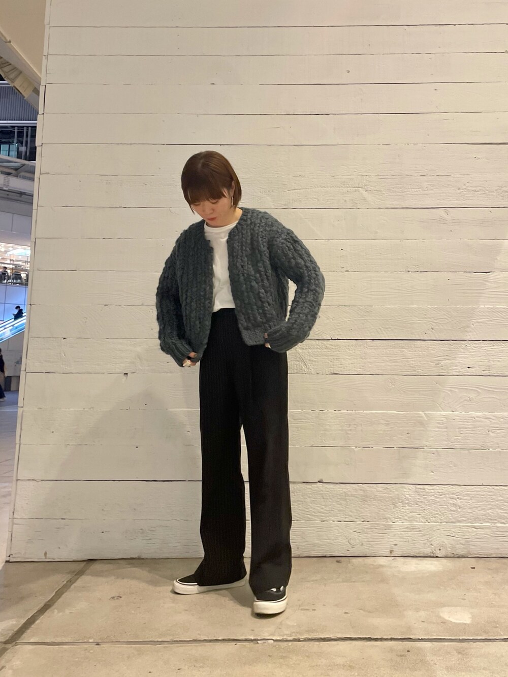 グレー系のカーディガン/ボレロ、ホワイト系のTシャツ/カットソー、グレー系のその他パンツを着用したレディースの冬コーディネートの2枚目の写真