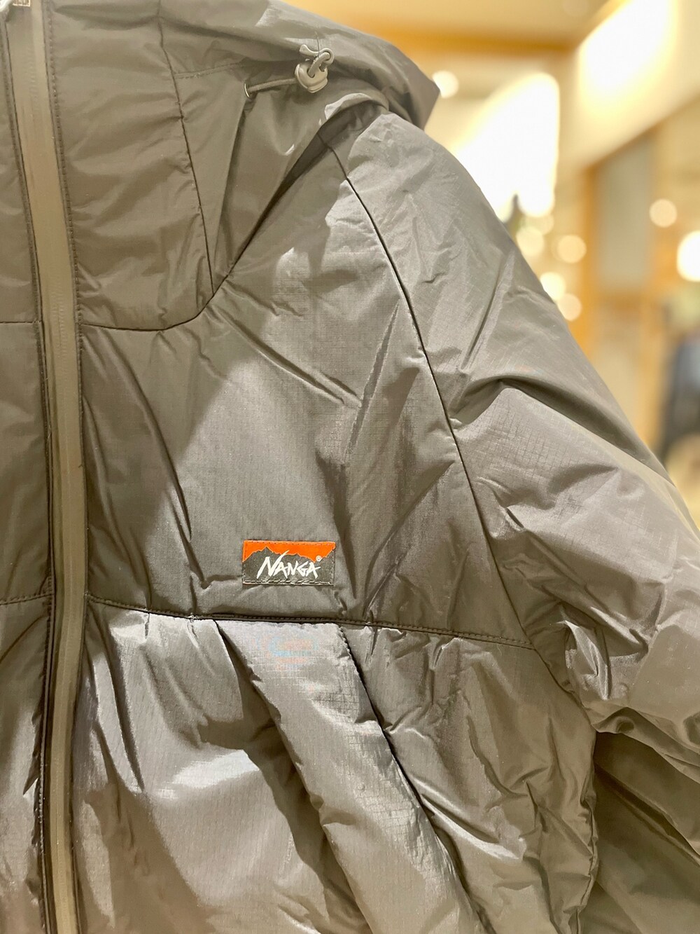 ブラック系のダウンジャケット/コートを着用したレディースの秋コーディネートの3枚目の写真