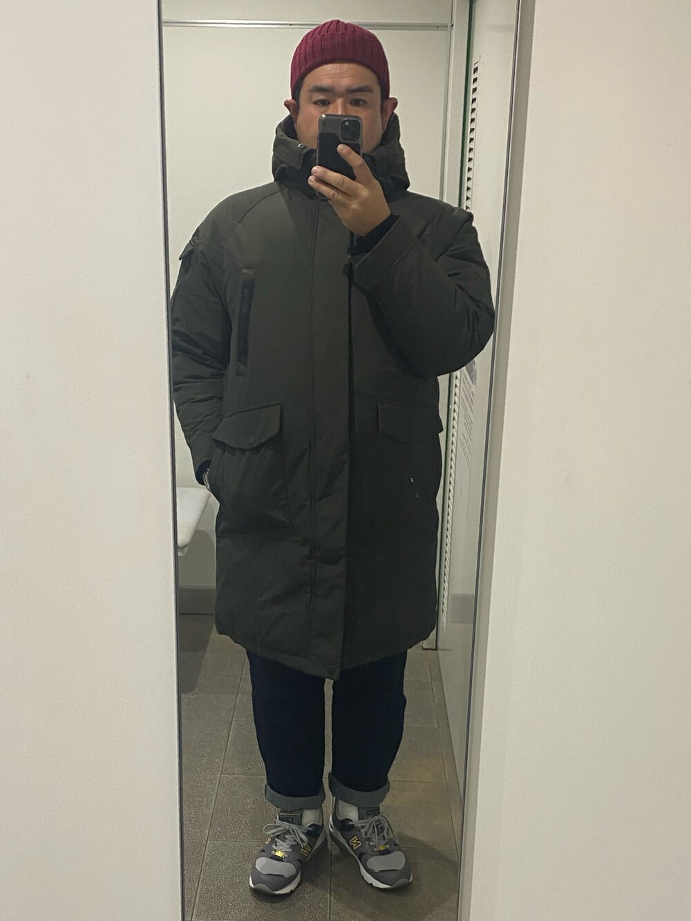 「Marmot、ダウンコート、カーキ、ニット帽、無印良品、GRAMICCI、デニム、ロング丈、New Balance、1700」｜「Gramicciの【63】【GRAMICCI】DENIM NN-PANTS JUST CUT（デニムパンツ、ブルー系）」を使った、ヒデさん（メンズ・180cm）の冬コーディネートの2枚目の写真