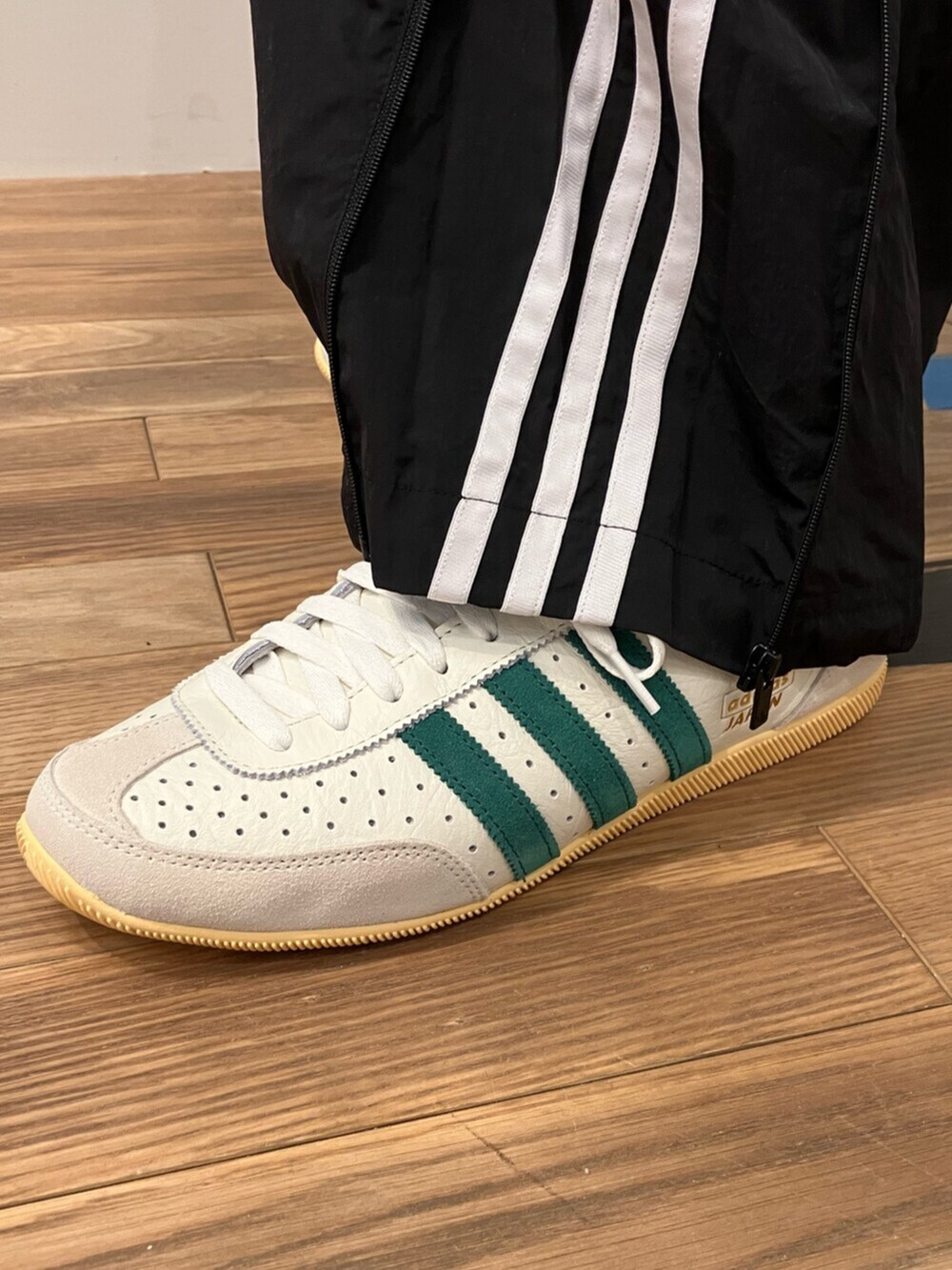 「adidas、adidas originals、アディダス、アディダスオリジナルス、デニムジャケット、Tシャツ、トラックパンツ、スニーカー、JAPAN」｜「adidasのシンプル Tシャツ / アディダスオリジナルス adidas Originals（Tシャツ/カットソー、ホワイト系）」を使った、MKさん（メンズ・180cm）の春コーディネートの4枚目の写真