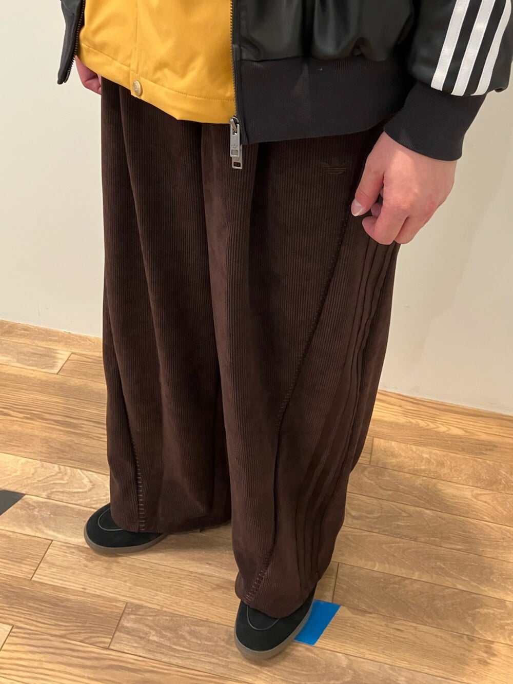 ブラック系のスニーカー、イエロー系のブルゾン、ブラック系のブルゾンを着用したメンズの冬コーディネートの3枚目の写真