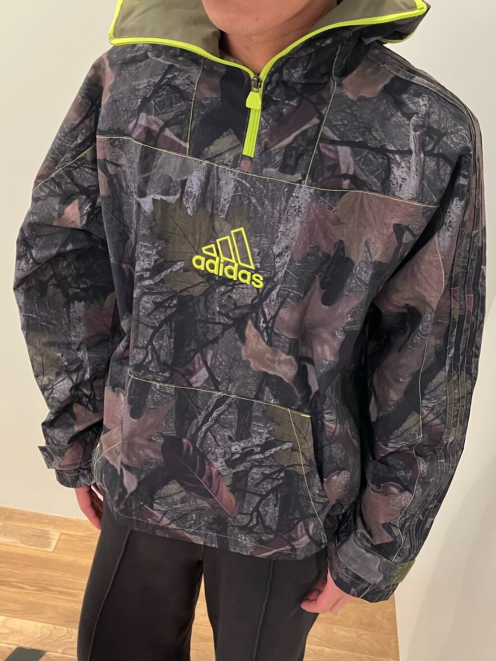 ブラウン系のスニーカー、グリーン系のジャケット/アウターを着用したメンズの冬コーディネートの3枚目の写真