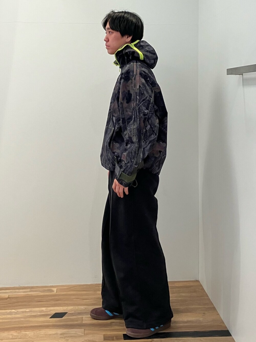 ブラウン系のスニーカー、グリーン系のジャケット/アウターを着用したメンズの冬コーディネートの2枚目の写真