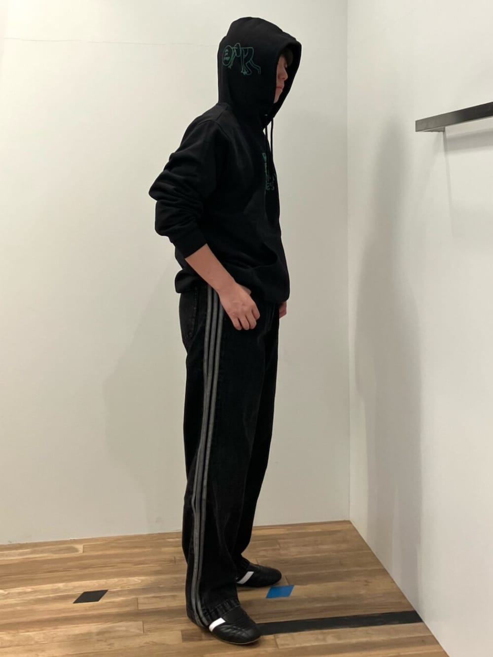 「スウェット、スニーカー、パーカー、adidas、アディダス、デニムパンツ、adidas originals、アディカラー、テコンドー、シュムーフォイル」｜「adidasのシュムーフォイル I'm Fast パーカー / アディダスオリジナルス adidas Originals（パーカー、ブラック系）」を使った、MKさん（メンズ・180cm）の冬コーディネートの2枚目の写真