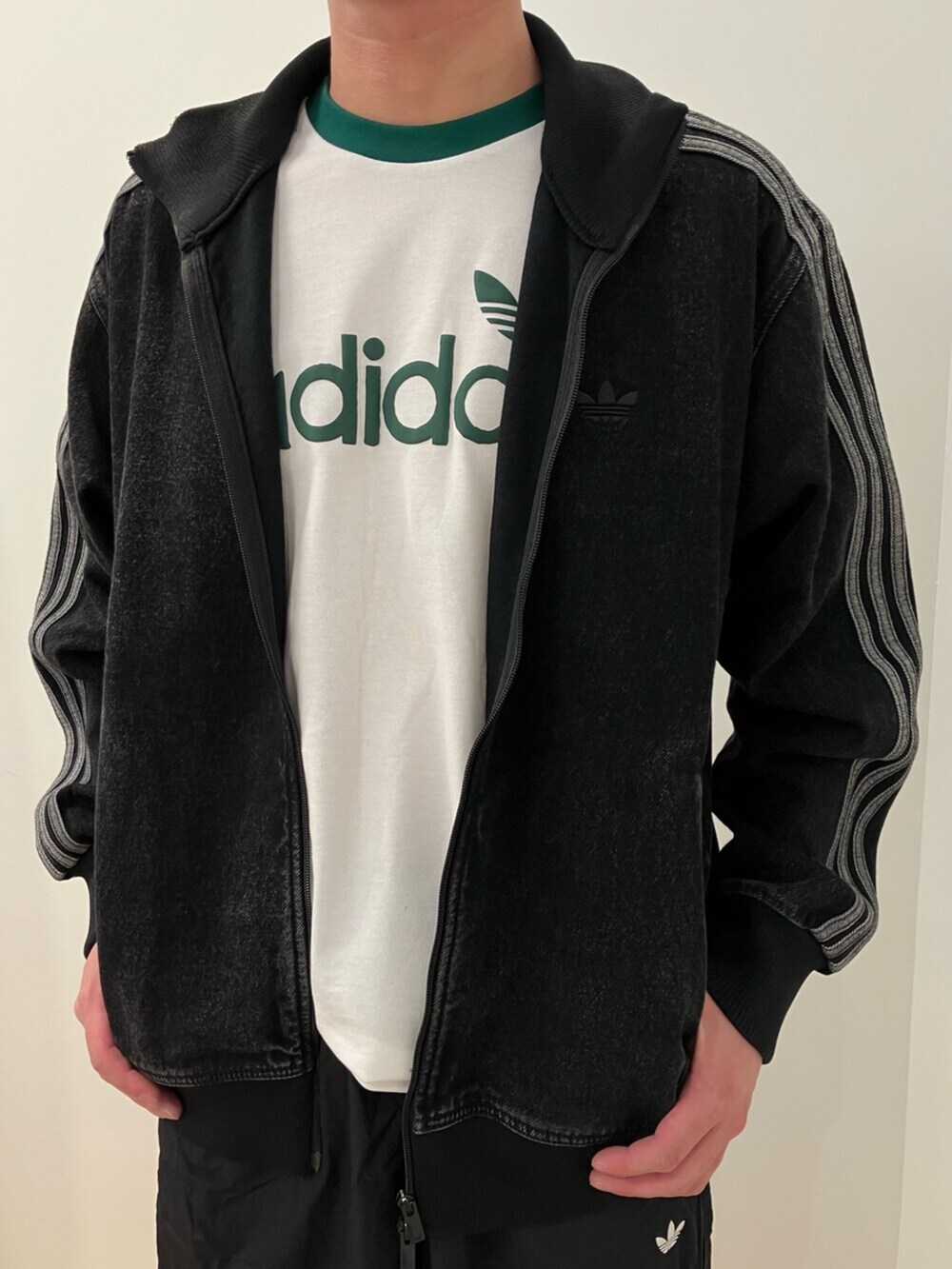 「adidas、adidas originals、アディダス、アディダスオリジナルス、デニムジャケット、Tシャツ、トラックパンツ、スニーカー、JAPAN」｜「adidasのシンプル Tシャツ / アディダスオリジナルス adidas Originals（Tシャツ/カットソー、ホワイト系）」を使った、MKさん（メンズ・180cm）の春コーディネートの2枚目の写真