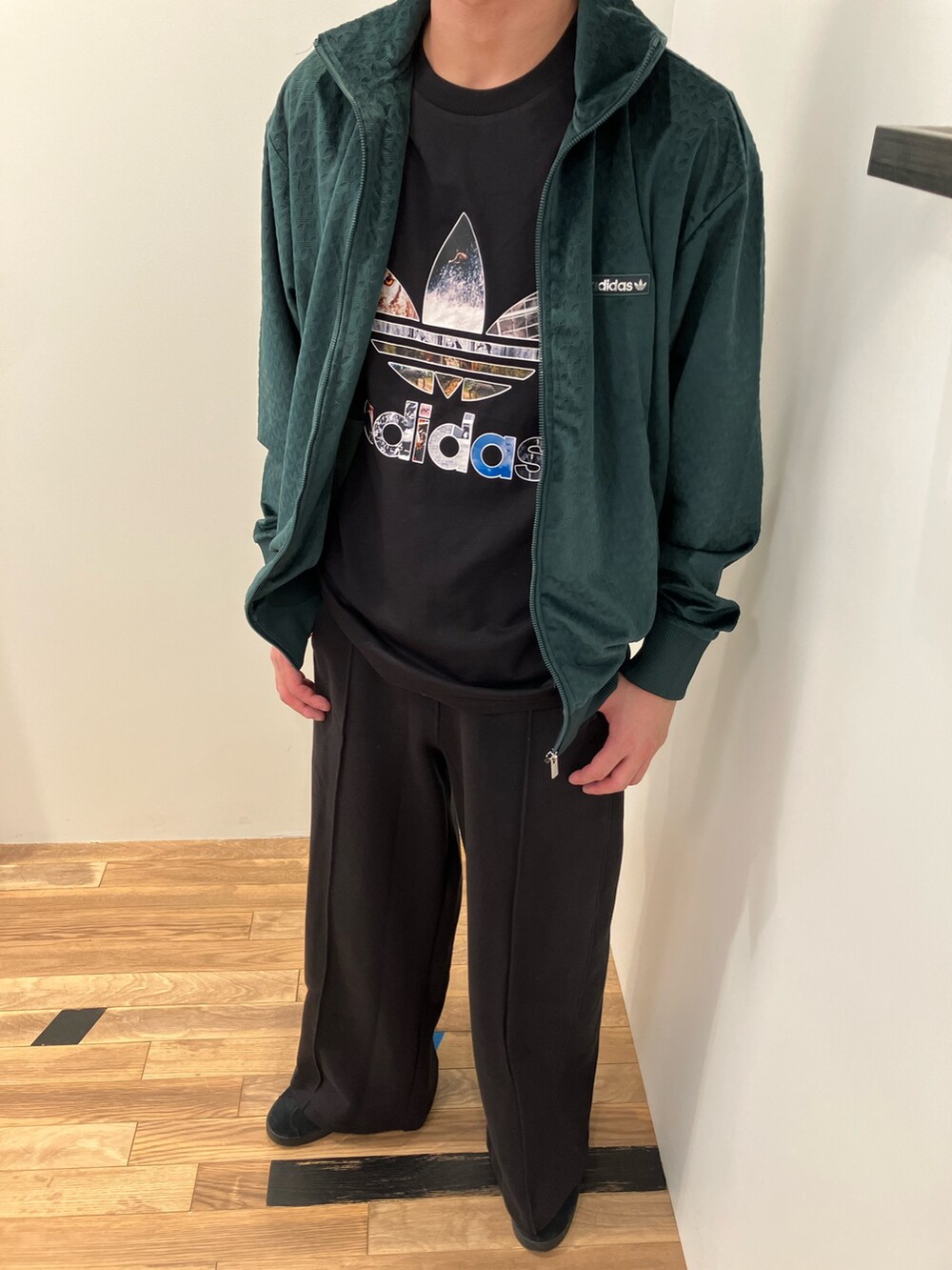 グリーン系のジャージ、ブラック系のTシャツ/カットソー、ブラック系のスウェットパンツを着用したメンズの秋コーディネートの4枚目の写真