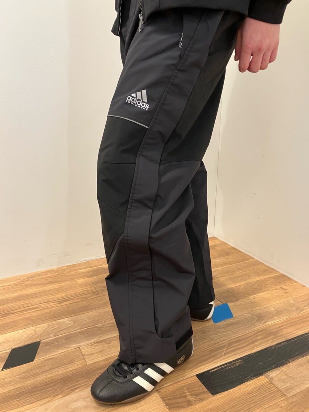 ブラック系のパーカー、ホワイト系のTシャツ/カットソー、ブラック系のスニーカーを着用したメンズの冬コーディネートの3枚目の写真