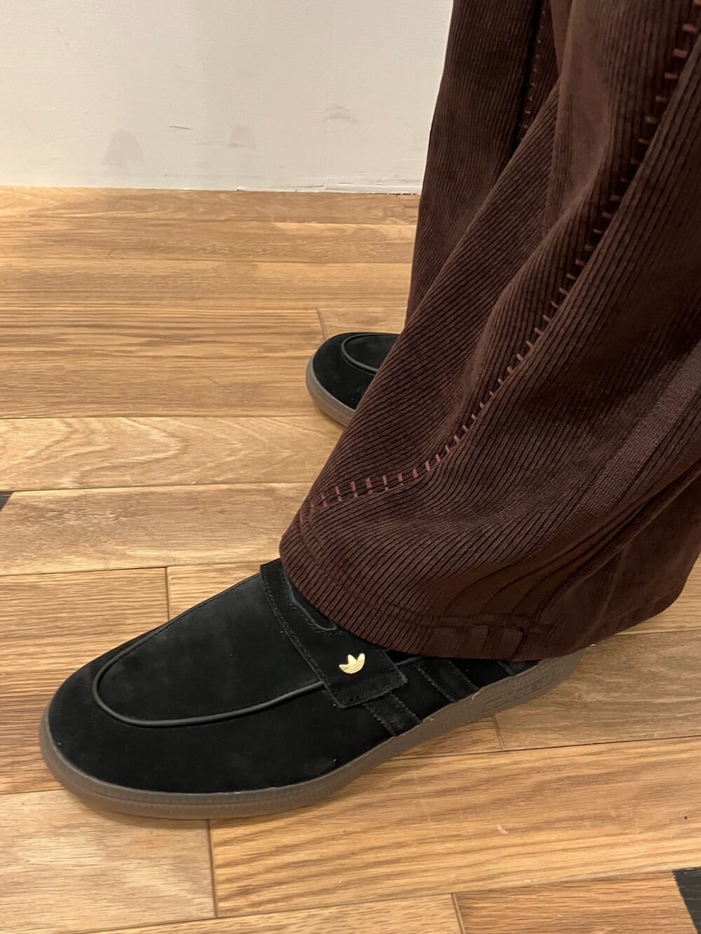 ブラック系のスニーカー、イエロー系のブルゾン、ブラック系のブルゾンを着用したメンズの冬コーディネートの4枚目の写真