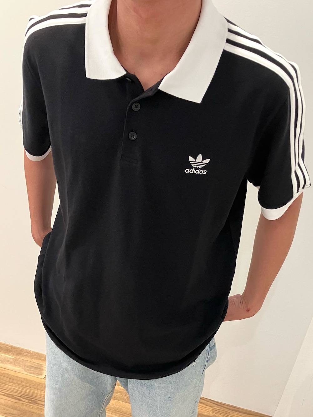 「スニーカー、Tシャツ、adidas、アディダス、ポロシャツ、adidas originals、カントリー、アディダスオリジナルス、スリーストライプス、アディカラー」｜「adidasのアディカラー クラシックス スリーストライプス ポロシャツ / アディダスオリジナルス adidas Originals（ポロシャツ、ブラック系）」を使った、MKさん（メンズ・180cm）の夏コーディネートの3枚目の写真