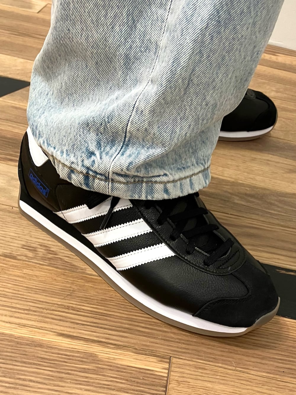 「スニーカー、Tシャツ、adidas、アディダス、ポロシャツ、adidas originals、カントリー、アディダスオリジナルス、スリーストライプス、アディカラー」｜「adidasのアディカラー クラシックス スリーストライプス ポロシャツ / アディダスオリジナルス adidas Originals（ポロシャツ、ブラック系）」を使った、MKさん（メンズ・180cm）の夏コーディネートの4枚目の写真