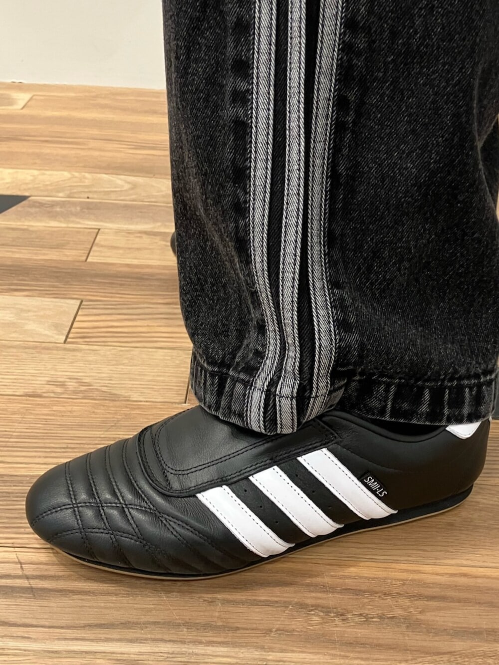 「スウェット、スニーカー、パーカー、adidas、アディダス、デニムパンツ、adidas originals、アディカラー、テコンドー、シュムーフォイル」｜「adidasのシュムーフォイル I'm Fast パーカー / アディダスオリジナルス adidas Originals（パーカー、ブラック系）」を使った、MKさん（メンズ・180cm）の冬コーディネートの4枚目の写真