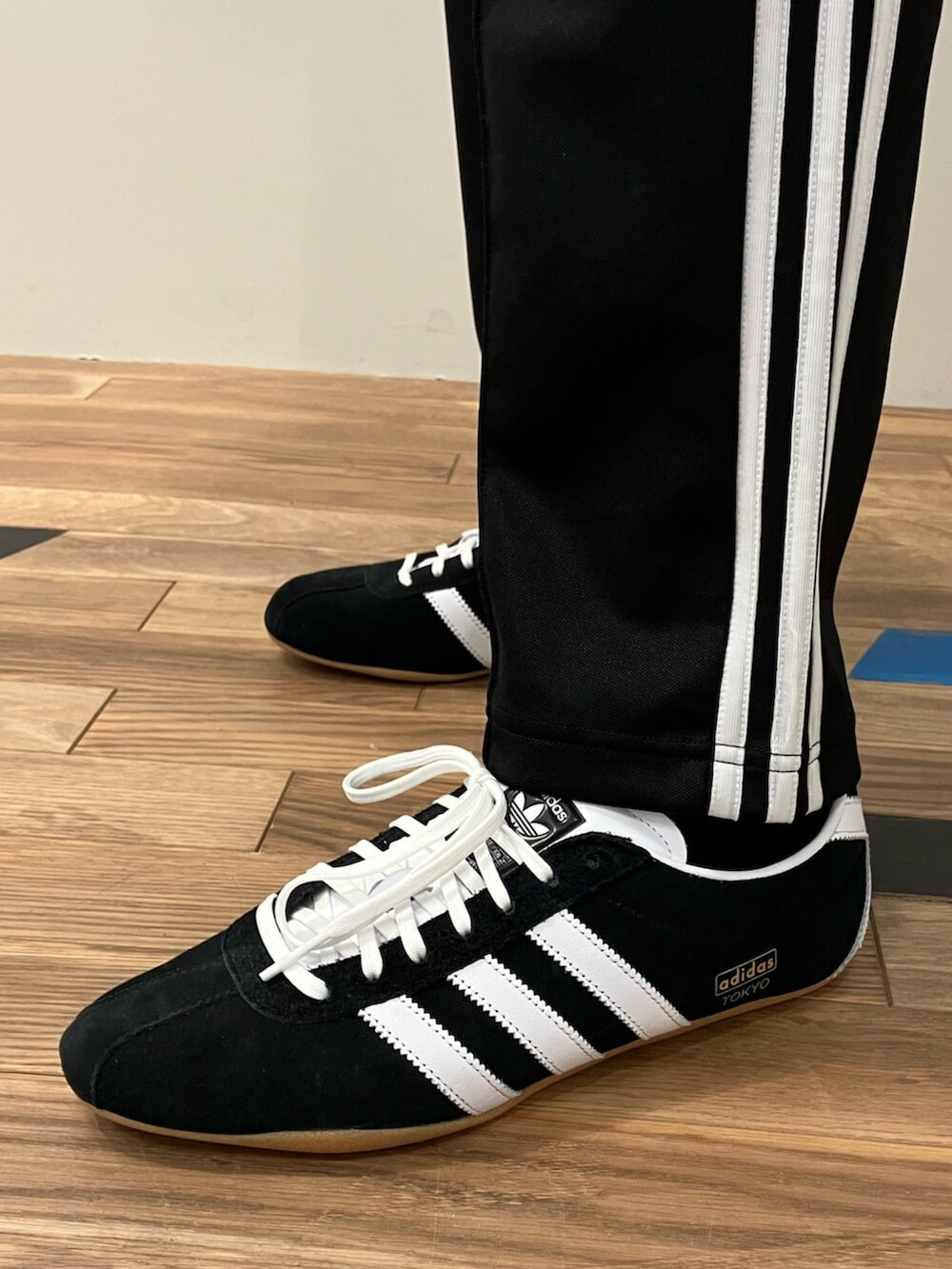 「adidas、adidas originals、アディダス、アディダスオリジナルス、アウター、ジャケット、ロンT、長袖、トラックパンツ、バギーパンツ、スニーカー、TOKYO」｜「adidasのアディカラー バギーフィット ファイヤーバードトラックパンツ（ジャージ） / アディダスオリジナルス adidas Originals（スウェットパンツ、ブラック系）」を使った、MKさん（メンズ・180cm）の冬コーディネートの4枚目の写真