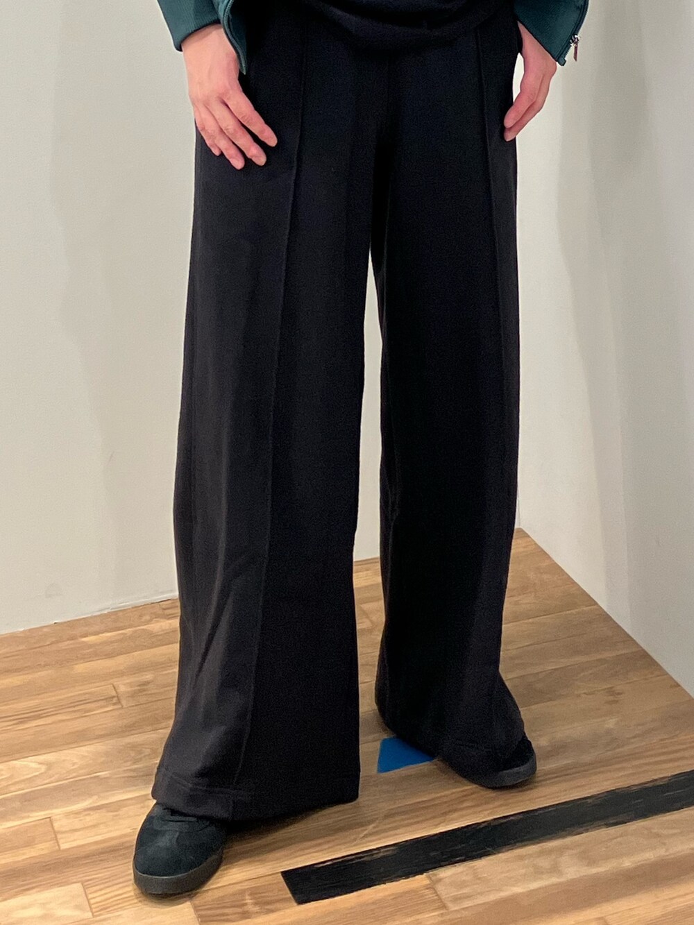 グリーン系のジャージ、ブラック系のTシャツ/カットソー、ブラック系のスウェットパンツを着用したメンズの秋コーディネートの2枚目の写真