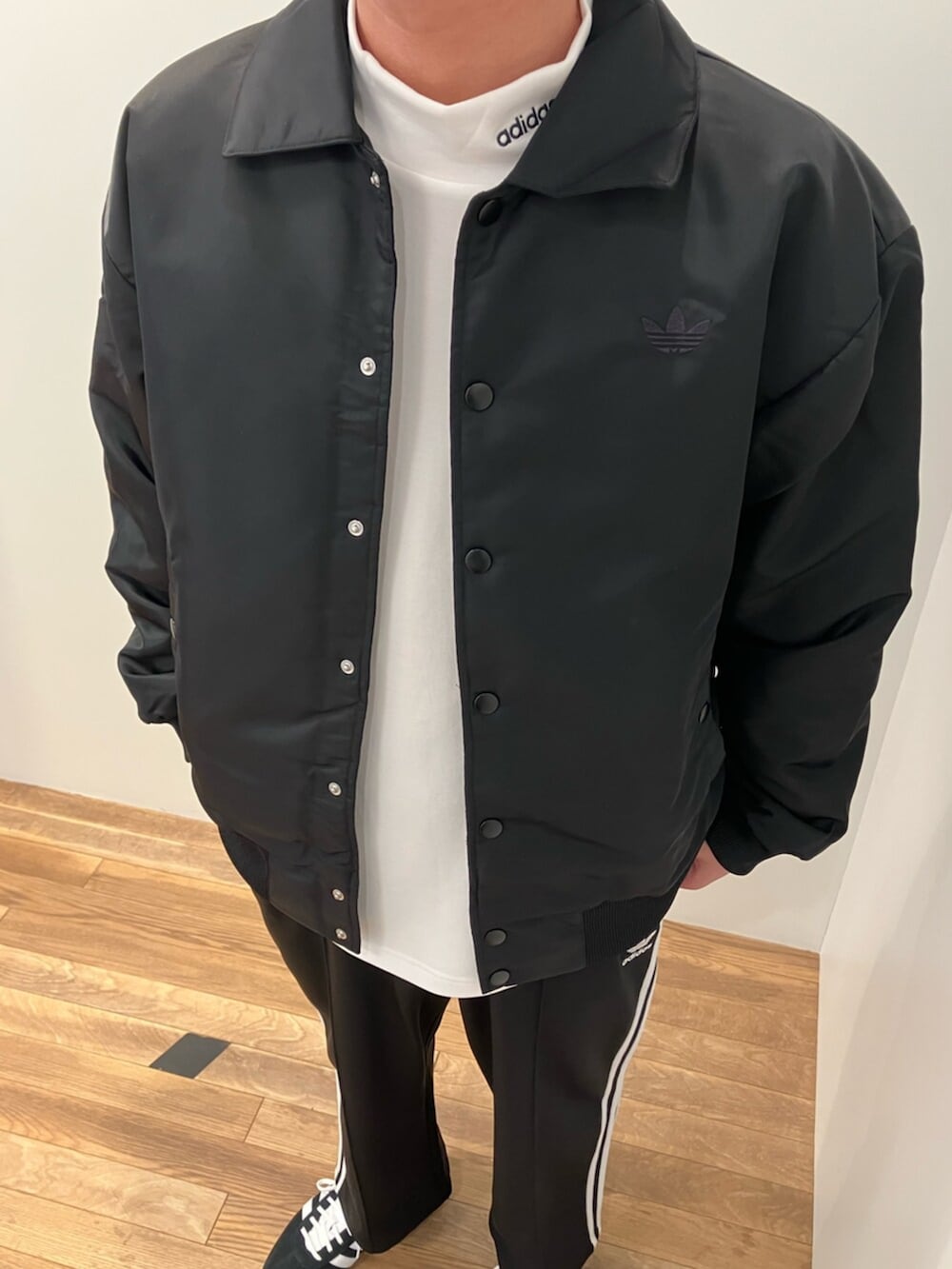「adidas、adidas originals、アディダス、アディダスオリジナルス、アウター、ジャケット、ロンT、長袖、トラックパンツ、バギーパンツ、スニーカー、TOKYO」｜「adidasのアディカラー バギーフィット ファイヤーバードトラックパンツ（ジャージ） / アディダスオリジナルス adidas Originals（スウェットパンツ、ブラック系）」を使った、MKさん（メンズ・180cm）の冬コーディネートの3枚目の写真