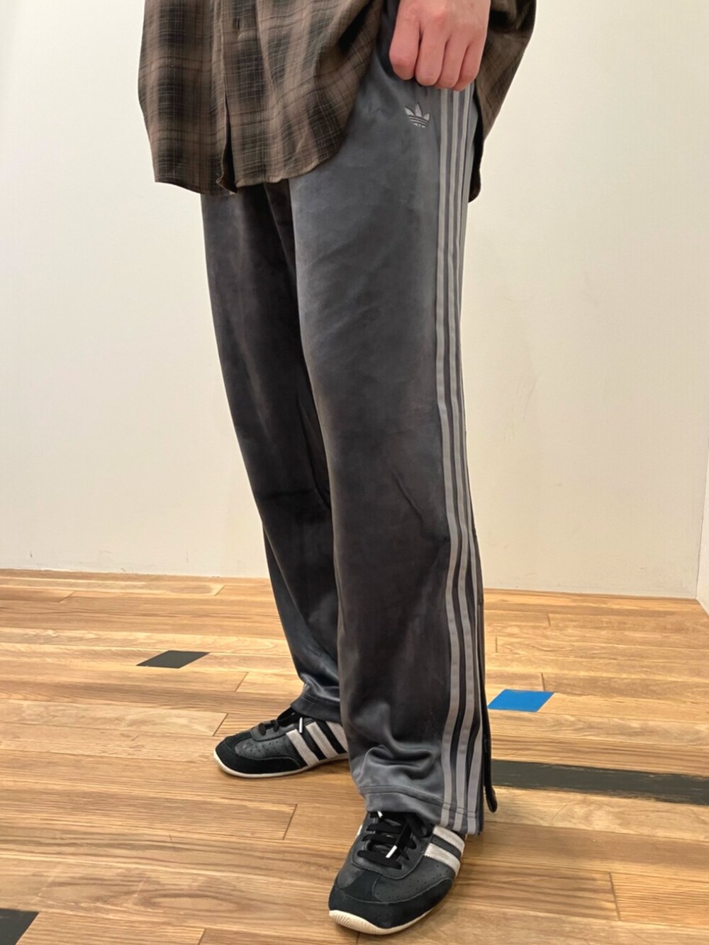 グレー系のその他パンツ、ブラック系のシューズを着用したメンズの秋コーディネートの2枚目の写真