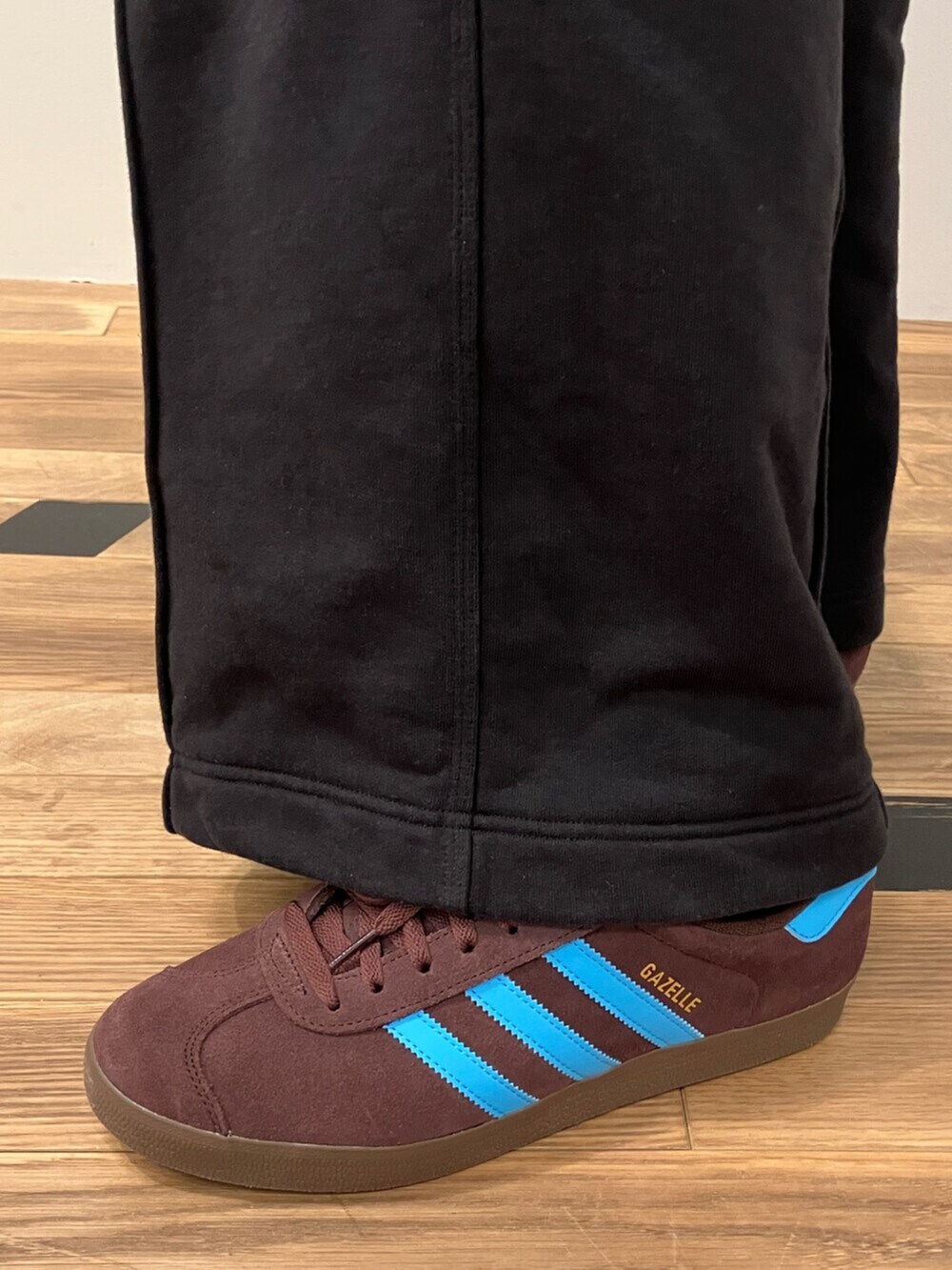 ブラウン系のスニーカー、グリーン系のジャケット/アウターを着用したメンズの冬コーディネートの4枚目の写真